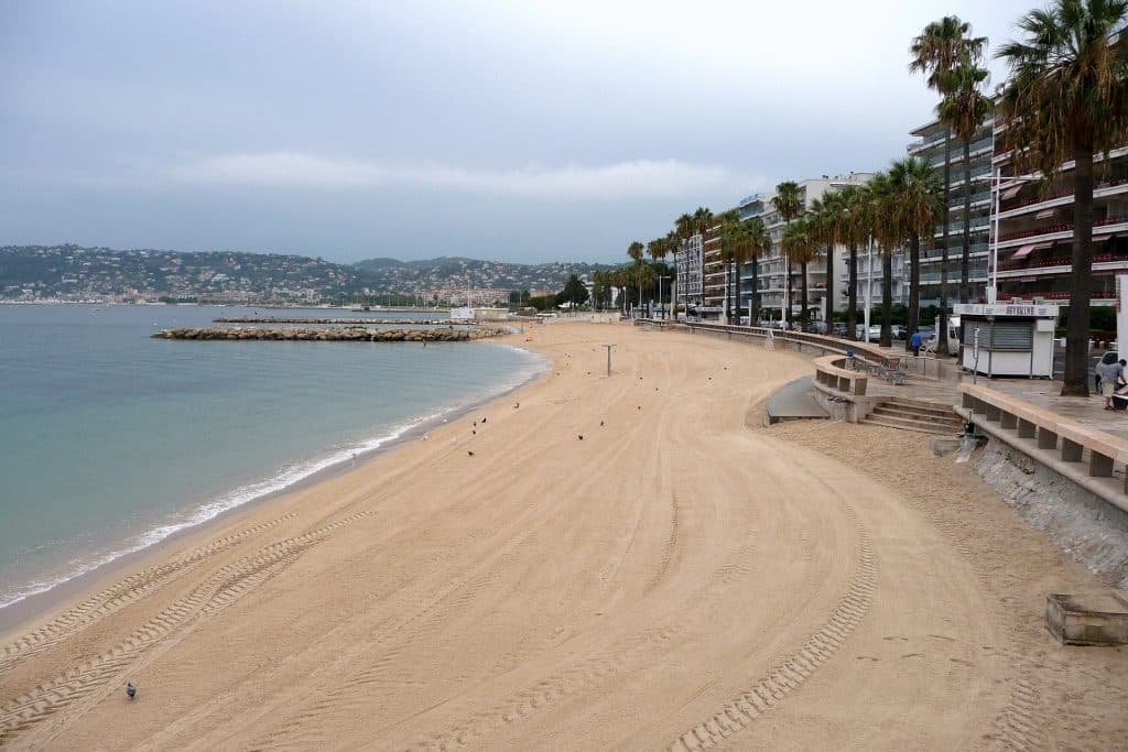 beach-g070cfea7f_1920-1024x683
