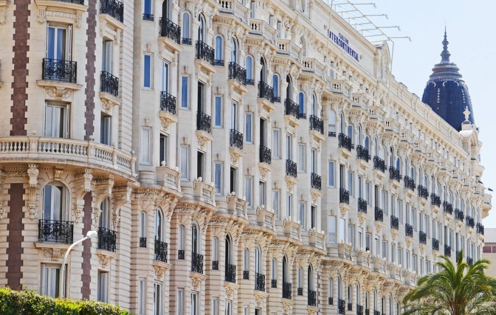 cannes_croisette_hotel_c_te_d_azur_facade_luxurious_balconies_wrought_iron-562440.jpgd_-1024x650